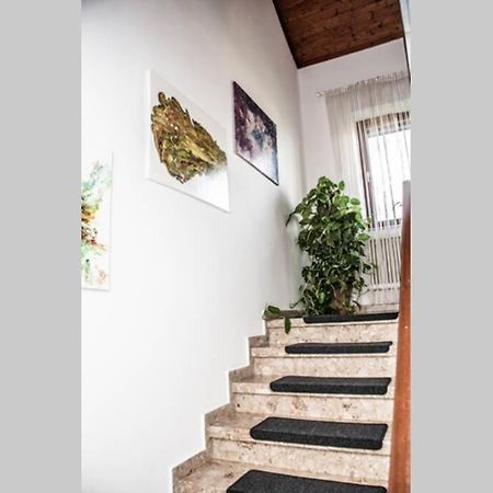 Apartment Pouringraz Fuer Kunst- Und Tennisliebhaber Exterior photo